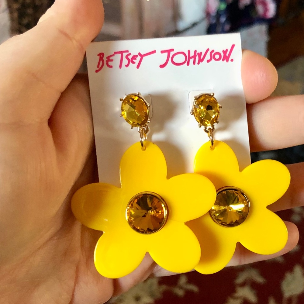 BETSEY JOHNSON Women's Vibrant Yellow Daisy Flower Earrings Hippiecore